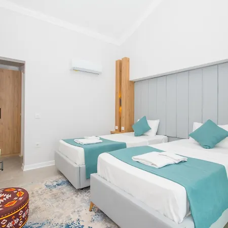 Beachfront White With Private Swimming Pool קלקן