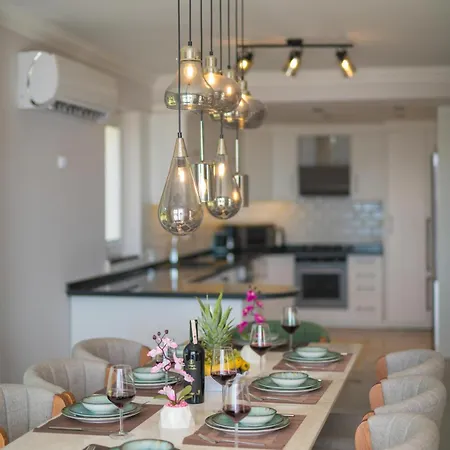Beachfront White With Private Swimming Pool וילה