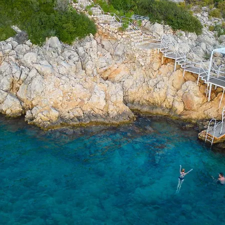 Beachfront White With Private Swimming Pool וילה