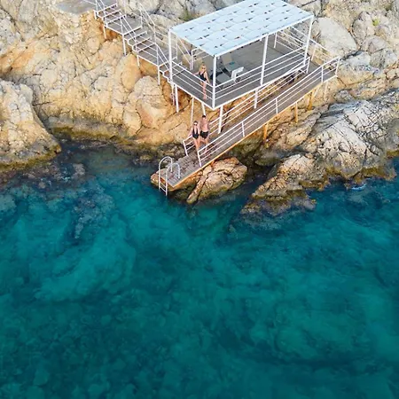 Beachfront White With Private Swimming Pool וילה *