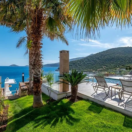 Beachfront White With Private Swimming Pool וילה *