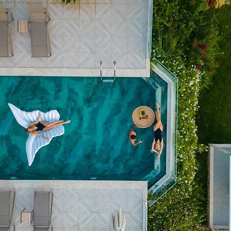 Beachfront White With Private Swimming Pool קלקן